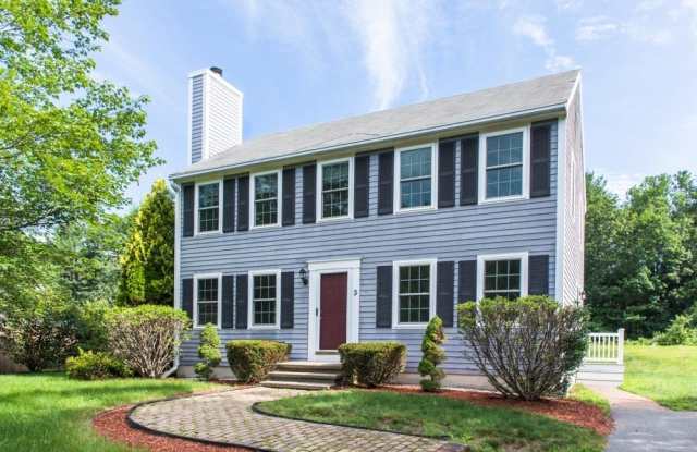 Gorgeous Colonial 3 BR 1.5 Baths, Fireplace, Jacuzzi Bath tub, in Shirley - 3 Crabtree Lane, Middlesex County, MA 01464