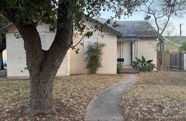 528 W Lee Avenue - 528 West Lee Avenue, Kingsville, TX 78363