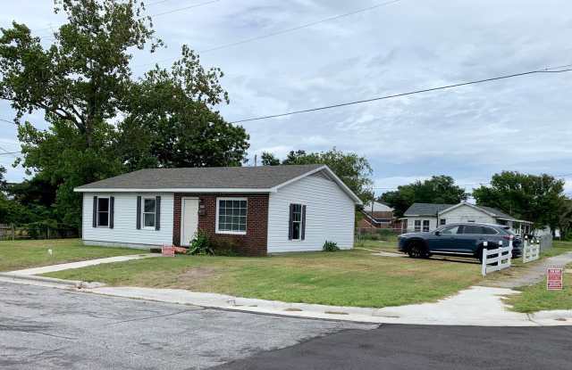 Spooky $aving on this 3 Bedrooms 2 blocks to water and Morehead City Waterfront - 300 North 15th Street, Morehead City, NC 28557