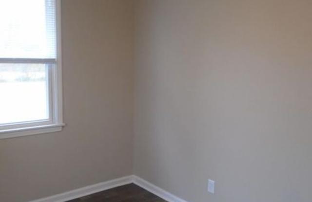 Cute 2 bedroom, 1 bathroom duplex that is centrally located. - 1226 Davis Street, Jacksonville, NC 28540