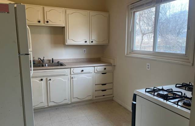 UPDATED HOME WITH NEW WINDOWS, FLOORING & DRIVEWAY Gallery 4