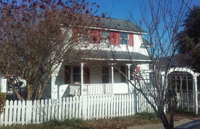Charming Tree-lined home in Historic Downtown Morehead City Walking District! Walk to Everything! - 1002 Fisher Street, Morehead City, NC 28557