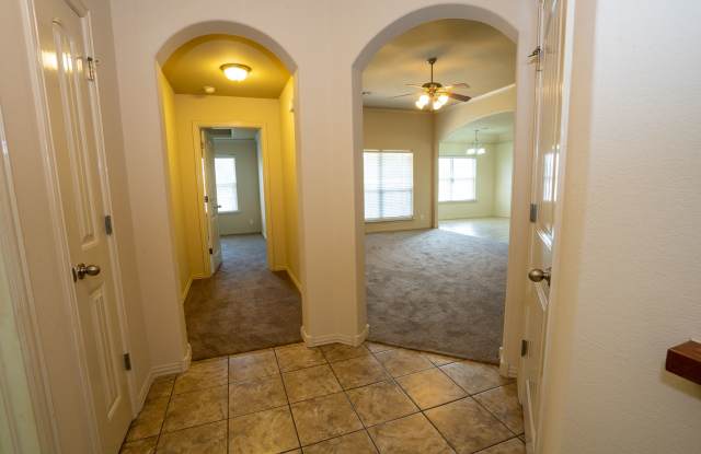 Stunning 3 Bed 2 Bath In Quiet Neighborhood Gallery 3