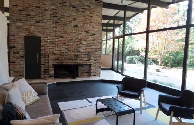 Incredible 3-Bedroom Mid-Century Stunner on Mercer Island! Huge Yard and Central A/C!! photos photos