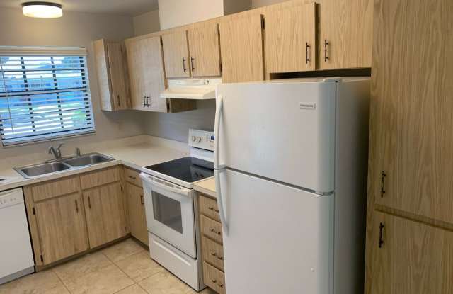 Eustis 2 Bed, 2 Bath Condo Gallery 3