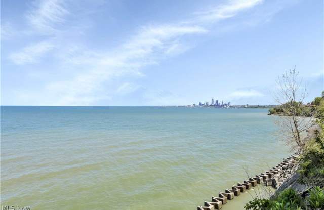 12500 Edgewater Drive Gallery 3