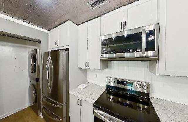 Charming 2BR Condo in Cotswold Area of Charlotte Gallery 1