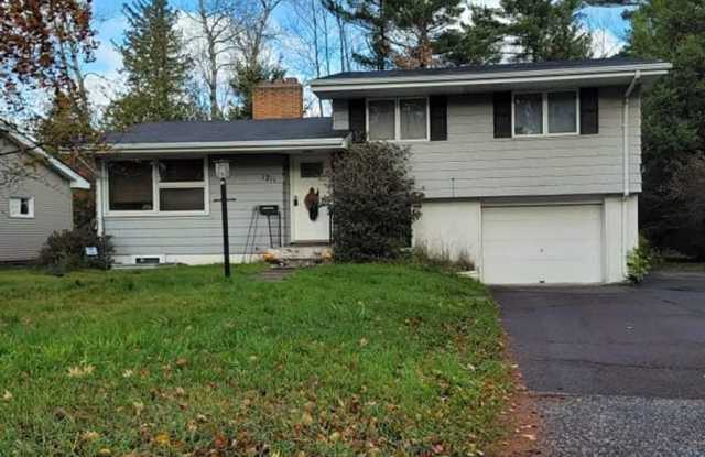 Duluth MN - 6 Bed - 2 Bath - Single Family Home Gallery 1