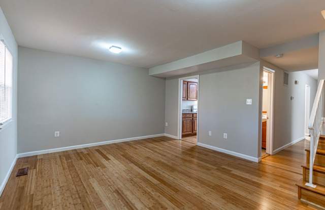 Beautiful 3-Level Townhome with Hardwood Floors & Fenced Yard Gallery 4