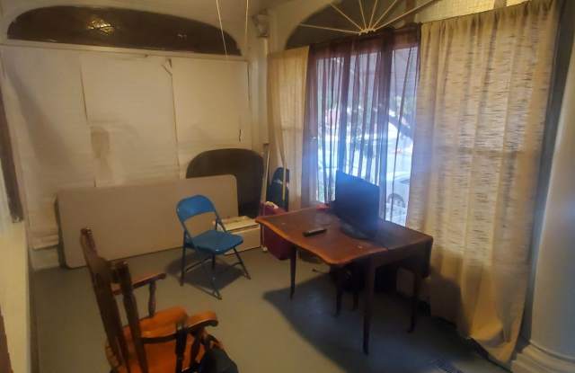 3 Bedroom House in Kingsessing Gallery 3