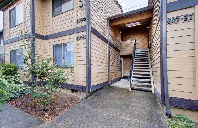Cozy 2 bdrm 2 bath Condo - $500 OFF the 1st Months Rent!! - 607 Southeast 121st Avenue, Vancouver, WA 98683