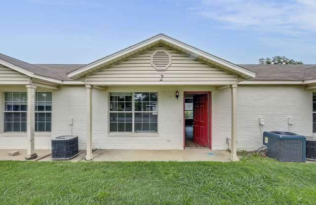 102 NW Park St - 2 photos photos