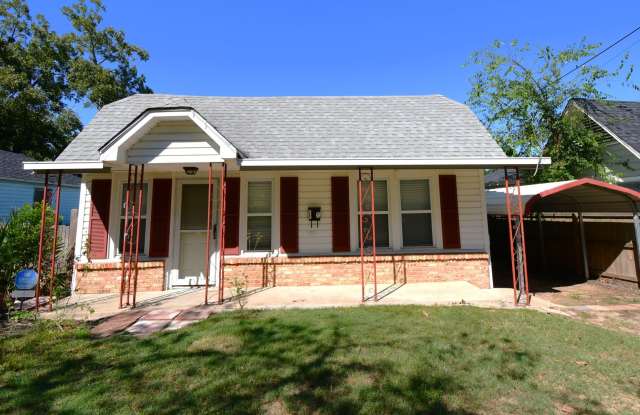 Charming 2 Bedroom House w/Fenced Yard! Gallery 1