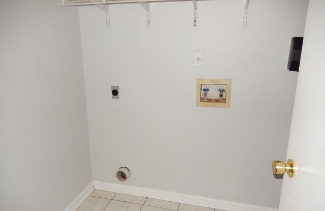 LOVELY  Spacious 3/2 Twn, New Plank Flooring, Large Privacy Fenced Yard! $1450/month Avail October 3rd! - 1532 Patrick Avenue, Tallahassee, FL 32310
