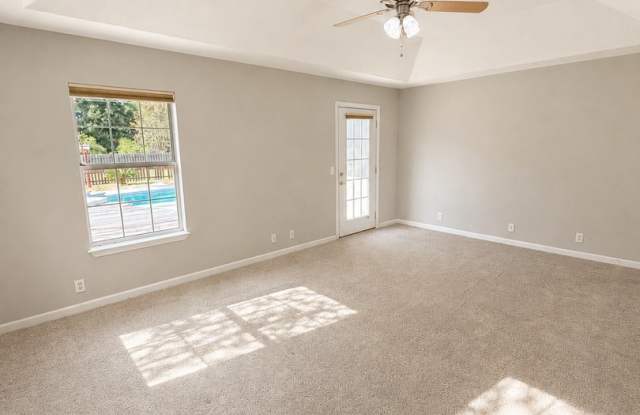 Spacious 4-Bedroom Home with In-Ground Pool! Gallery 4