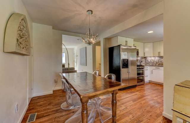 Renovated 3 bed / 2 Bath home in AMAZING Location Gallery 4