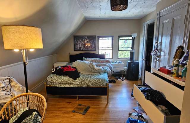 1.5 Bed Spacious Top-Floor Allston apt! photos photos