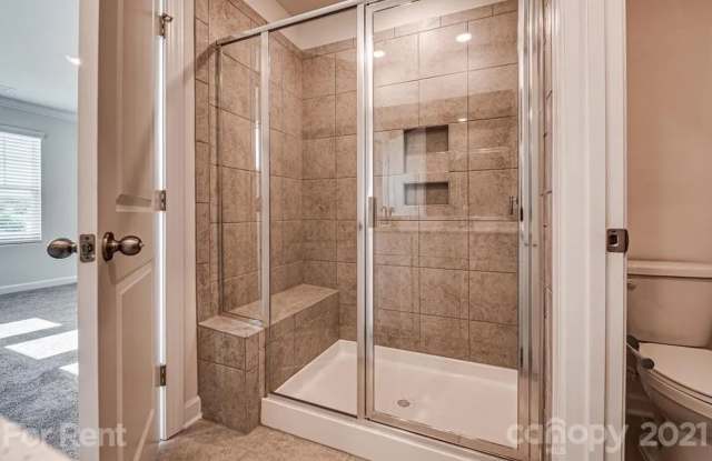 Room in 4 Bedroom Home at Tears Ln Gallery 4