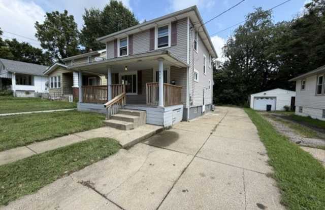 Spacious 3-Bedroom Akron Home with Central Air, Full Basement & Large Backyard Gallery 3