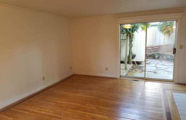 654 NE Flagstone Lane Gallery 3
