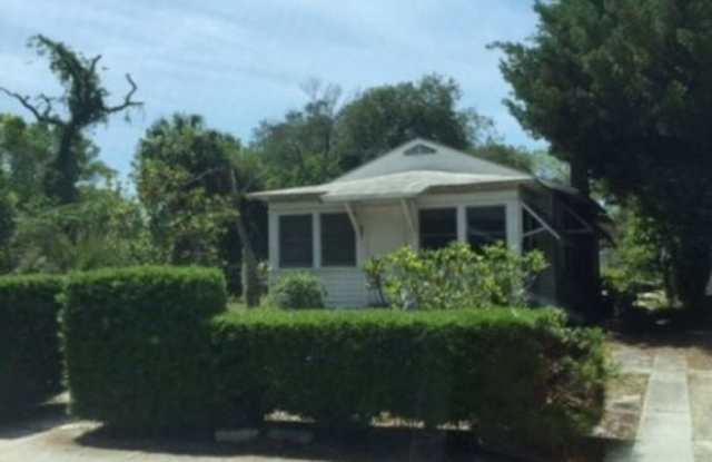 Move in special- 1/2 off first months rent - 3472 14th Avenue South, St. Petersburg, FL 33711