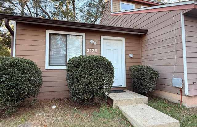 1 bedroom 1 bath townhouse! Off of Tharpe st! Available now! photos photos