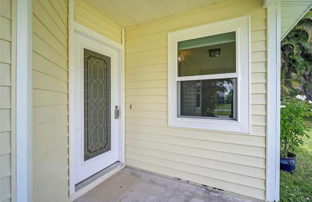 358 BEARDED OAKS Circle Gallery 3