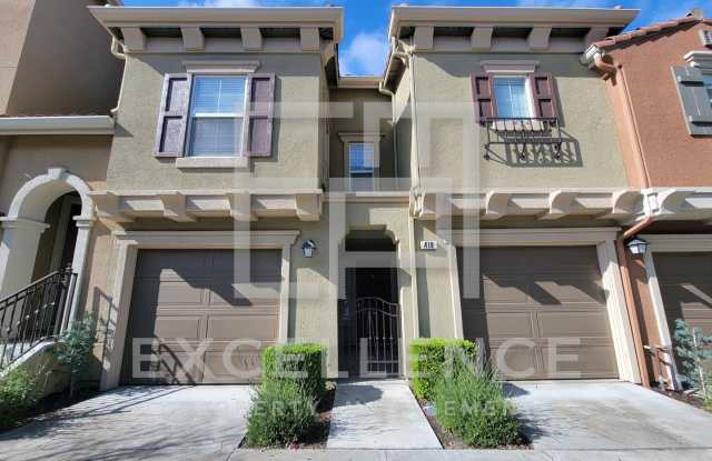 Spacious 3/2.5 Located In Communication Hills, With Two 1 Car Garages, W/D  Large Master Retreat - 410 Tower Hill Avenue, San Jose, CA 95136