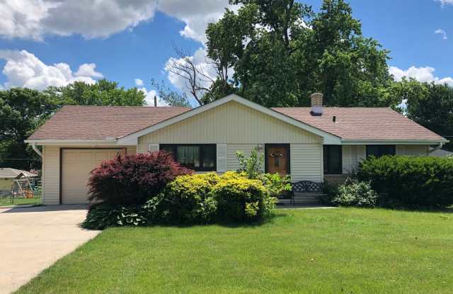 Large 4 bedroom 2 bath home right off of West Center Gallery 1