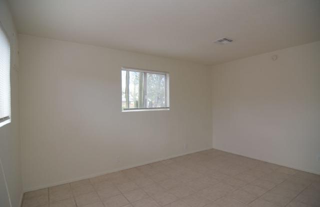Charming Studio Home! Great Central Location! Gallery 3