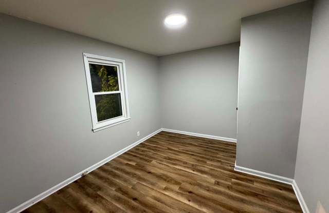 920N Monroe #5, Brownsville Gallery 4