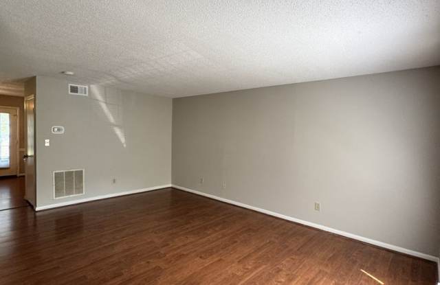 READY TO MOVE IN !! ***** $200 OFF FIRST MONTH RENT ***** Gallery 3