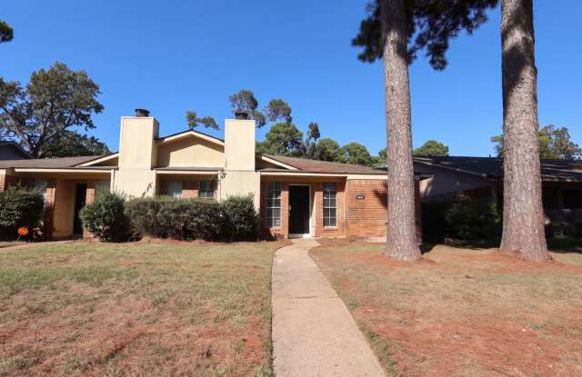 AVAILABLE NOW!  Southern Hills - 4 Bed 2 Bath Apartment Gallery 1