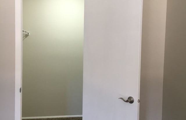 Charming 1-Bedroom 1-bathroom Apartment in the Heart of Chesterton! Gallery 3