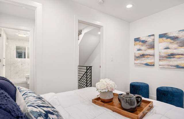 Stylish, Bright and Efficient 2 bed 1.75 Bath Townhome. Walk to U-Village! photos photos