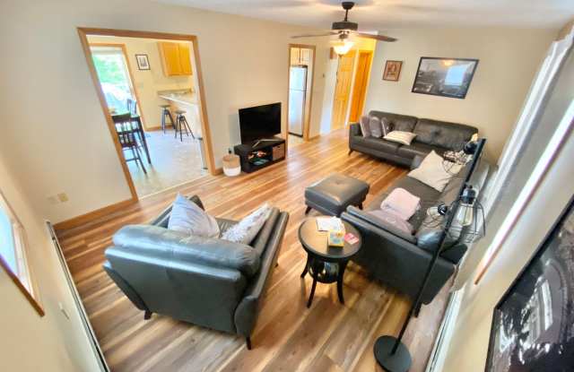 3 Bedroom Apartment in Home VT Available 8/1! photos photos