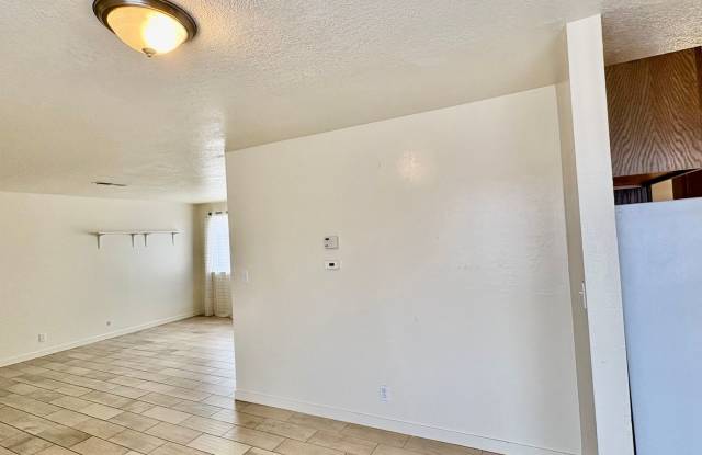 3 Bed 1.5 Bath Townhouse Gallery 4