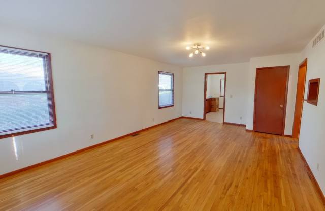 452 S Knight Gallery 3