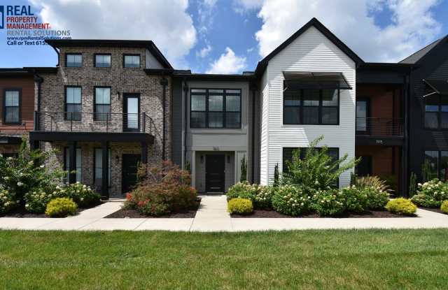 Gorgeous 2 Bedroom Townhome in the heart of Murfreesboro! Community pool and playground! photos photos
