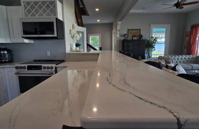 Beautiful waterfront Chateau. Short Term Retreat Gallery 4