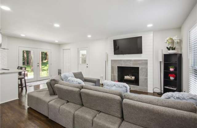 2832 Riderwood Drive Gallery 2