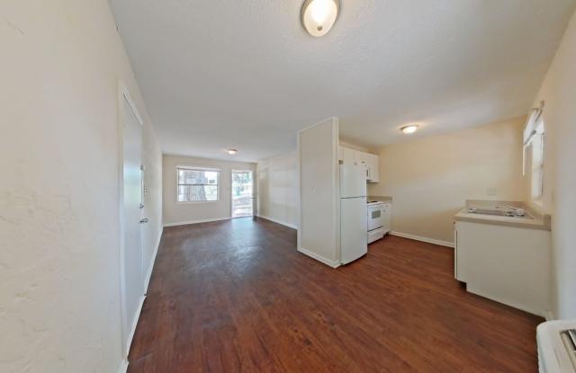 Lovely 2/1 - Convenient Location Gallery 2