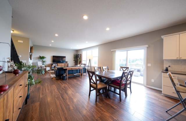 5585 Queensland Ln. N. Gallery 2
