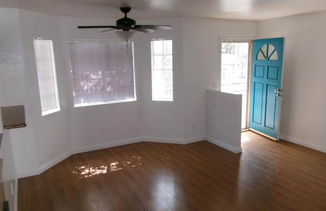 Charming 3-bedroom, 2 1/2-bath townhouse in Paramount - POOL!!! Gallery 4