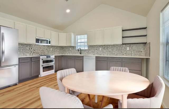 Charming Home in the heart of Bethany Gallery 3