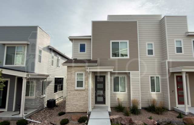 Beautiful Townhome located near Constitution Ave! Gallery 1