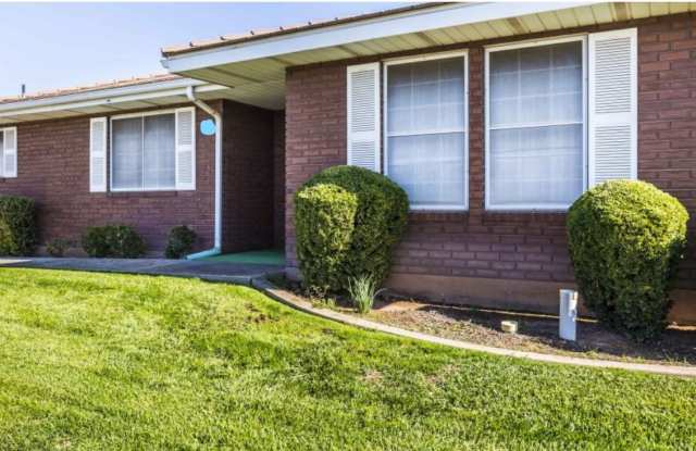 Awesome Shadowbrook Townhome in the Center of it all! - 970 East 700 South, St. George, UT 84790