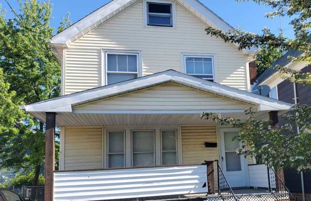 Charming 3-Bedroom Single-Family in Cleveland – Spacious, Comfortable & Move-In Ready! photos photos