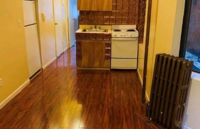 325 West 42sn St 2W - 325 West Street, New York City, NY 10014