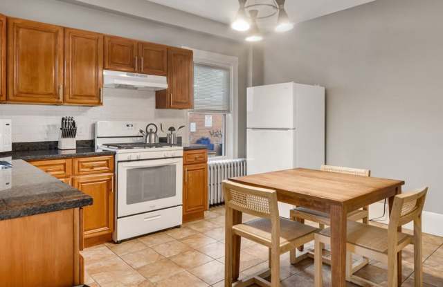 NO FEE Charming Lower Allston Duplex with New Hardwood Floors, Spacious Rooms Gallery 3